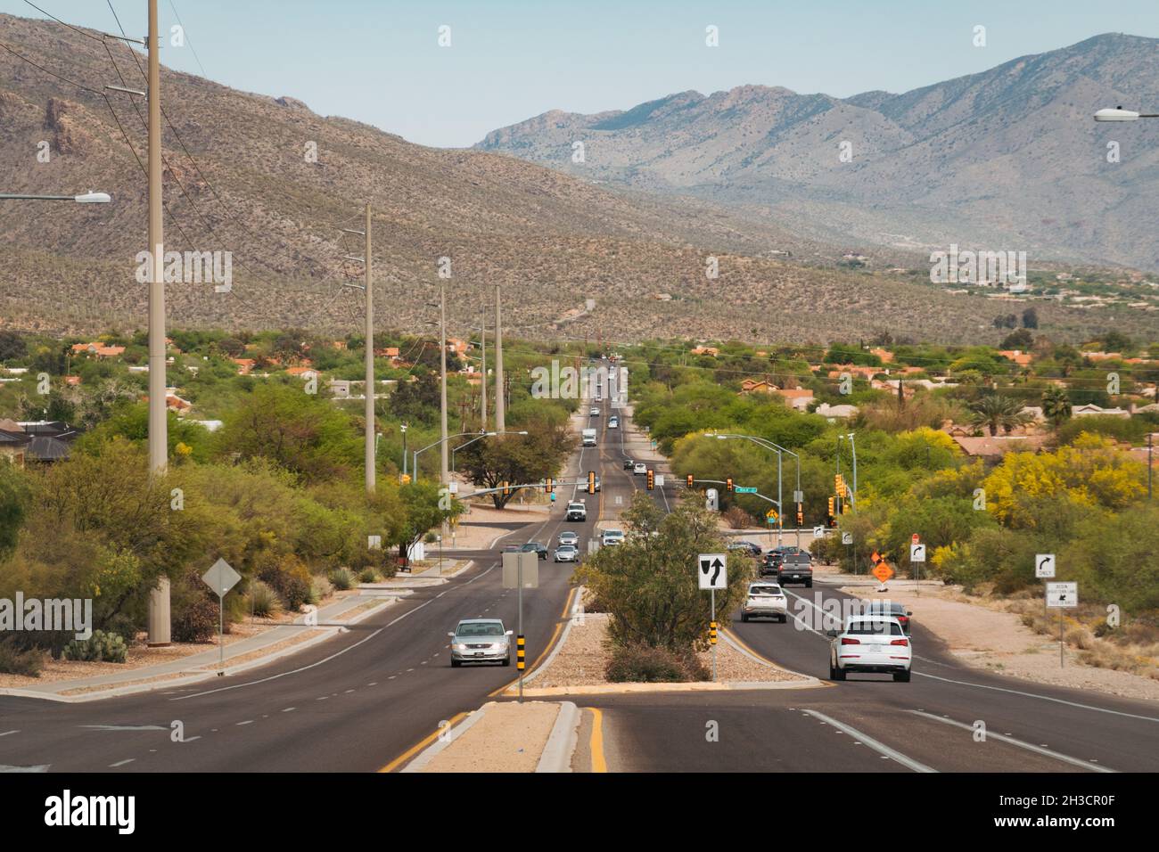 Una lunga strada suburbana a quattro corsie alla periferia di Tucson, Arizona Foto Stock