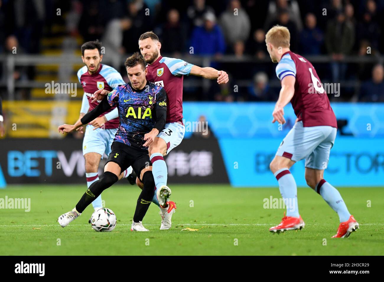 Giovani lo Celso di Tottenham Hotspur e Erik Pieters di Burnley combattono per la palla durante la partita della EFL Cup, attualmente conosciuta come Carabao Cup, tra Burnley e Tottenham Hotspur a Turf Moor, Burnley, Regno Unito. Data foto: Giovedì 28 ottobre 2021. Il credito fotografico dovrebbe leggere: Anthony Devlin Foto Stock