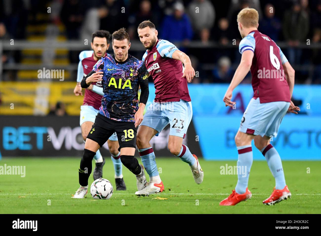 Giovani lo Celso di Tottenham Hotspur e Erik Pieters di Burnley combattono per la palla durante la partita della EFL Cup, attualmente conosciuta come Carabao Cup, tra Burnley e Tottenham Hotspur a Turf Moor, Burnley, Regno Unito. Data foto: Giovedì 28 ottobre 2021. Il credito fotografico dovrebbe leggere: Anthony Devlin Foto Stock