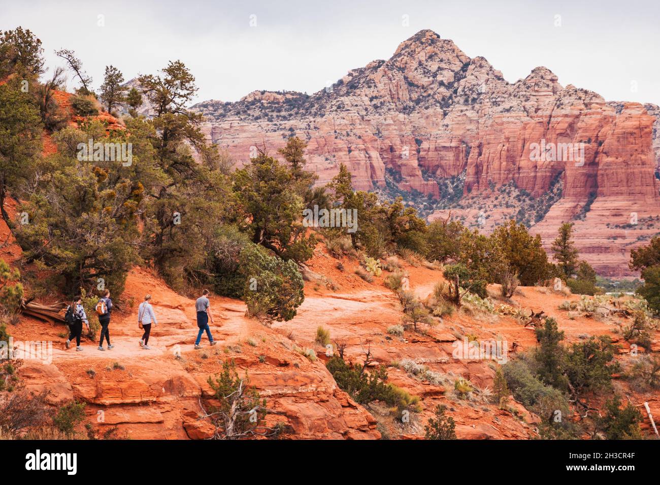 Un gruppo di escursionisti si arrampicava sulle rocce rosse di Sedona, come si vede dal percorso escursionistico Airport Loop Foto Stock