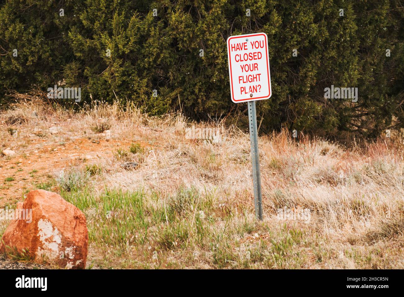 Un cartello all'aeroporto di Sedona che indica 'avete chiuso il vostro piano di volo?' ricordando ai piloti di controllare che hanno notificato i servizi di traffico aereo che sono arrivati in sicurezza Foto Stock