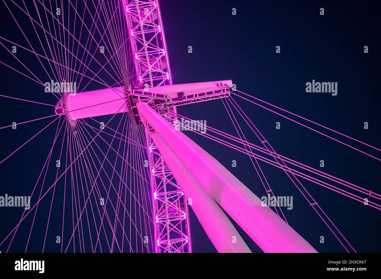 Il London Eye si illuminerà di rosa contro un profondo cielo notturno blu Foto Stock