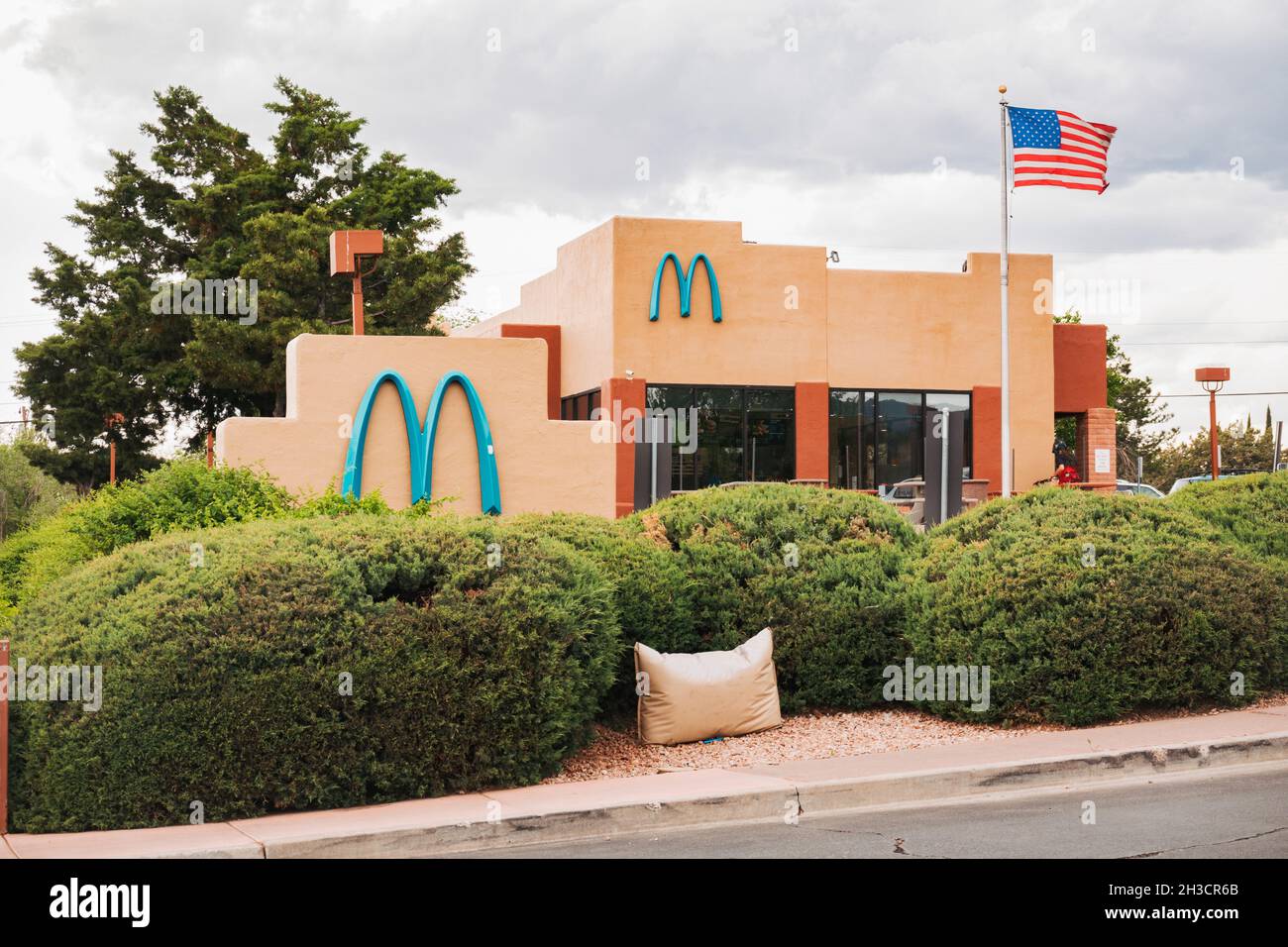 Un McDonald's con "archi blu" a Sedona, Arizona. Le normative locali sui colori degli edifici significavano sostituire il solito giallo dorato con il blu turchese Foto Stock
