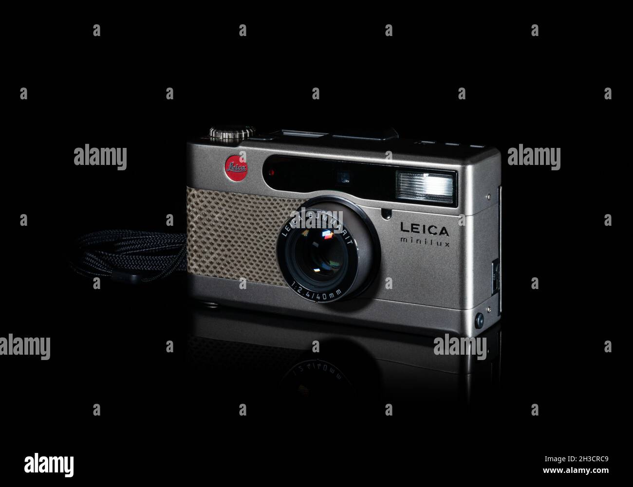Fukuoka, Giappone - 10 ottobre 2021: Leica minilux fotocamera compatta "punta e scatta" isolata su sfondo nero Foto Stock
