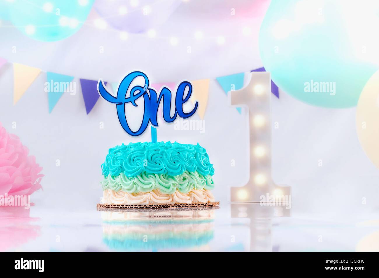 Torta di primo compleanno blu per una torta di milkshake, decorazioni di  primo compleanno per un ragazzo, decorato con palloncini blu e un numero 1  con luci Foto stock - Alamy