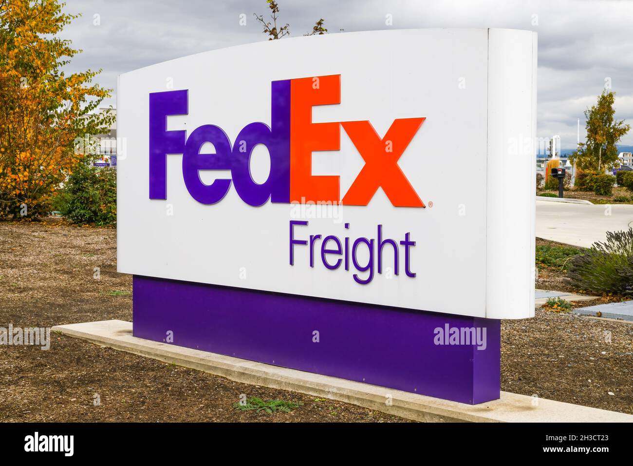 Everett, WA, USA - 18 ottobre 2021; cartello con scritto FedEx Freight presso la sede di Everett Washington Foto Stock