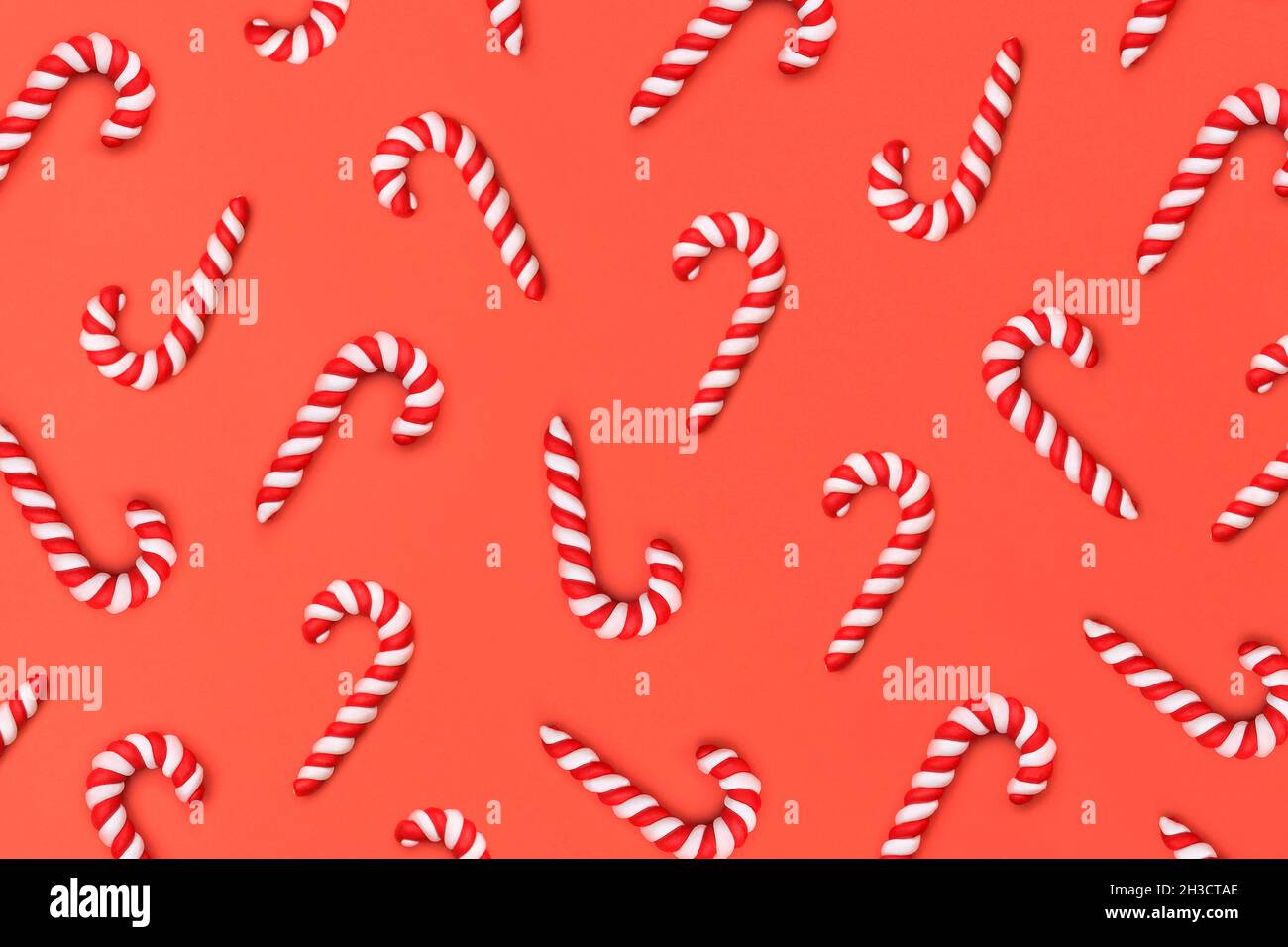 Composizione del modello di canne di natale su sfondo di corallo Foto Stock