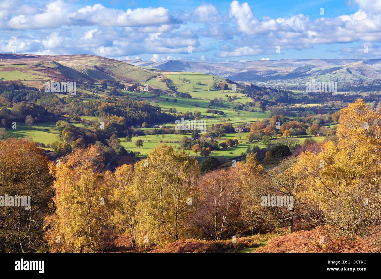 Una vista panoramica del paesaggio autunnale soleggiato da Hathersage verso Hope Valley, MAM Tor and Lose Hill, Peak District National Park, Derbyshire, Inghilterra, Regno Unito Foto Stock