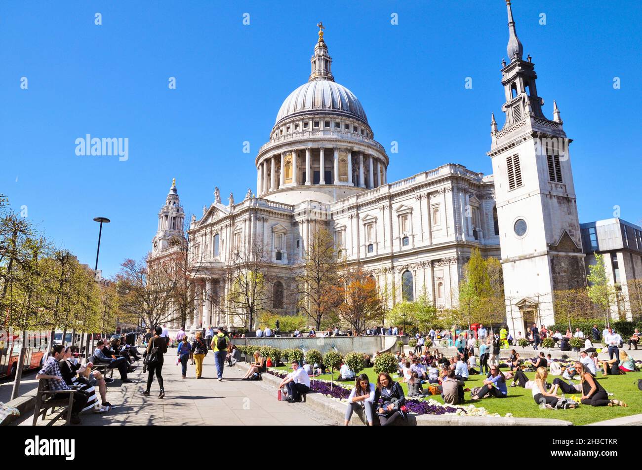 Cattedrale di St Paul e un affollato Festival Gardens sotto un cielo blu nuvoloso, Londra, Inghilterra, Regno Unito Foto Stock