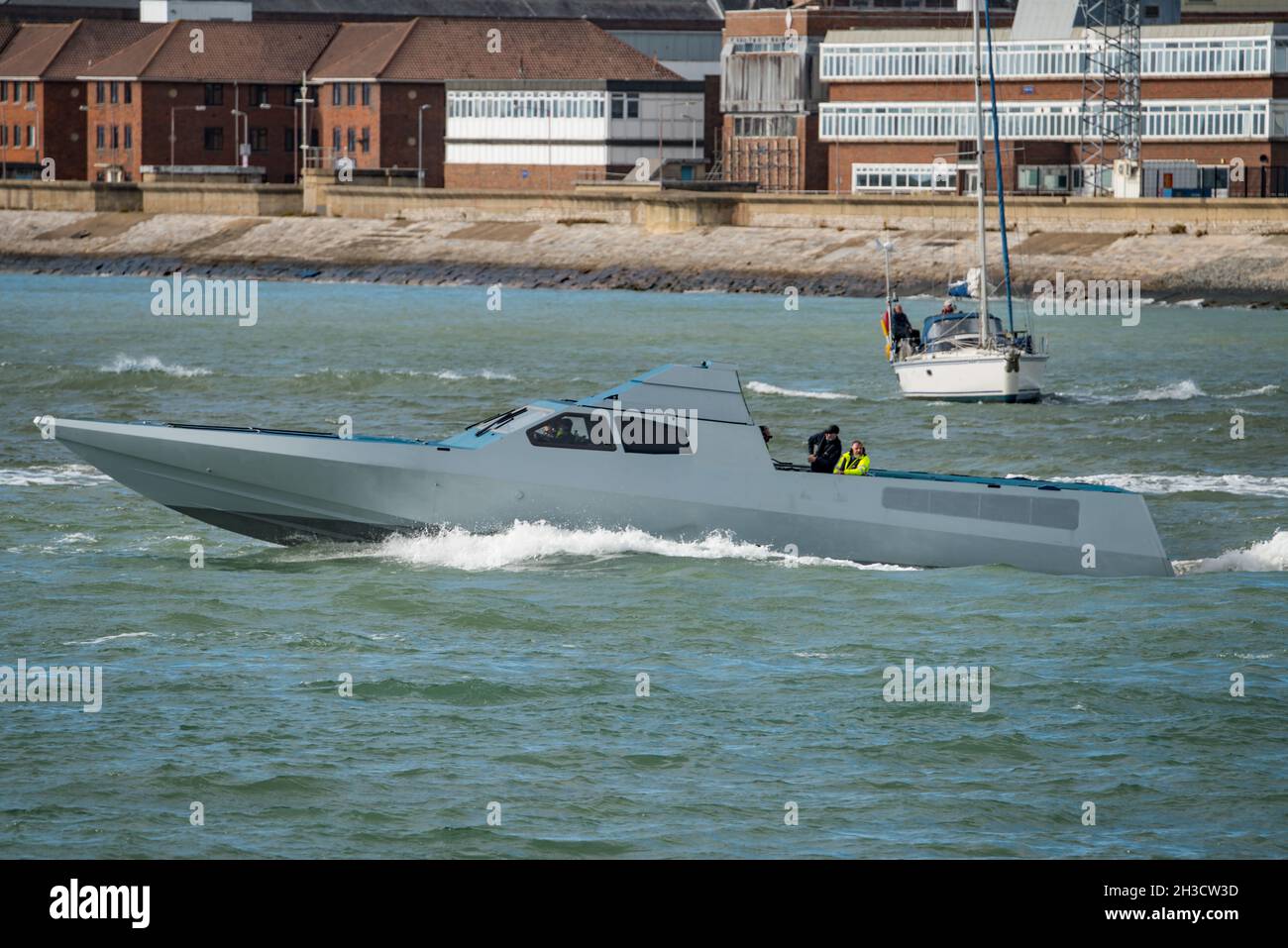 UK Special Forces (Special Boat Service) fast interceptor Craft è visto lasciare Portsmouth Harbour, Regno Unito ed entrare nel Solent il 22/10/2021. Foto Stock