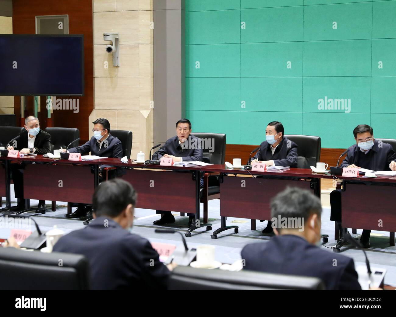 Pechino, state Grid Corporation of China, la più grande società di servizi pubblici statale del paese. 27 ottobre 2021. Il Consigliere di Stato Wang Yong presiede un simposio che invita le imprese statali (SOE) amministrate centralmente a svolgere un ruolo attivo nel garantire l'approvvigionamento energetico, presso la state Grid Corporation of China, la più grande società di servizi pubblici statale del paese, il 27 ottobre 2021. Credit: Ding Haitao/Xinhua/Alamy Live News Foto Stock