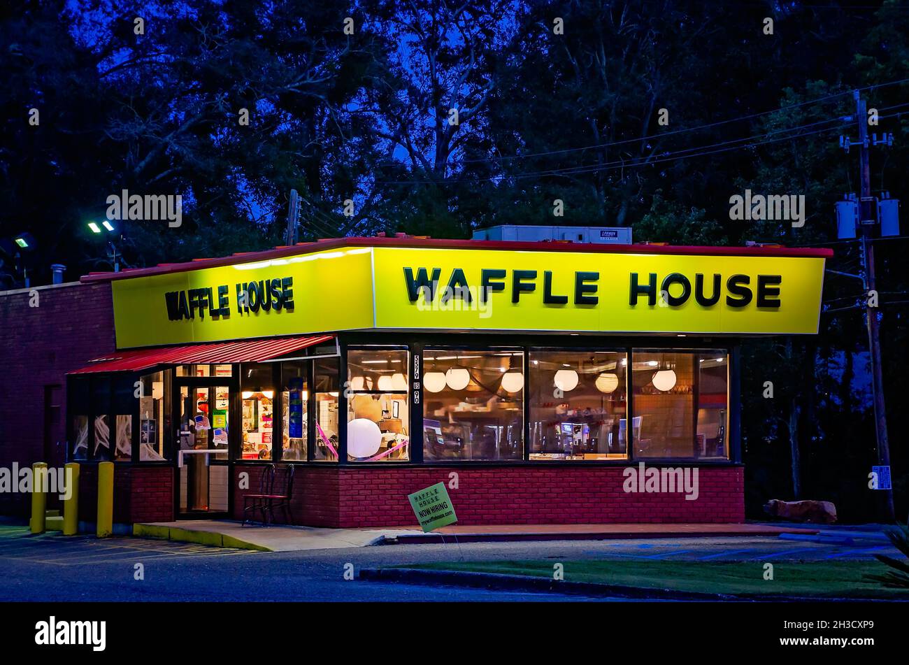 Un ristorante waffle House è illustrato al tramonto, 23 ottobre 2021, a Mobile, Alabama. Foto Stock