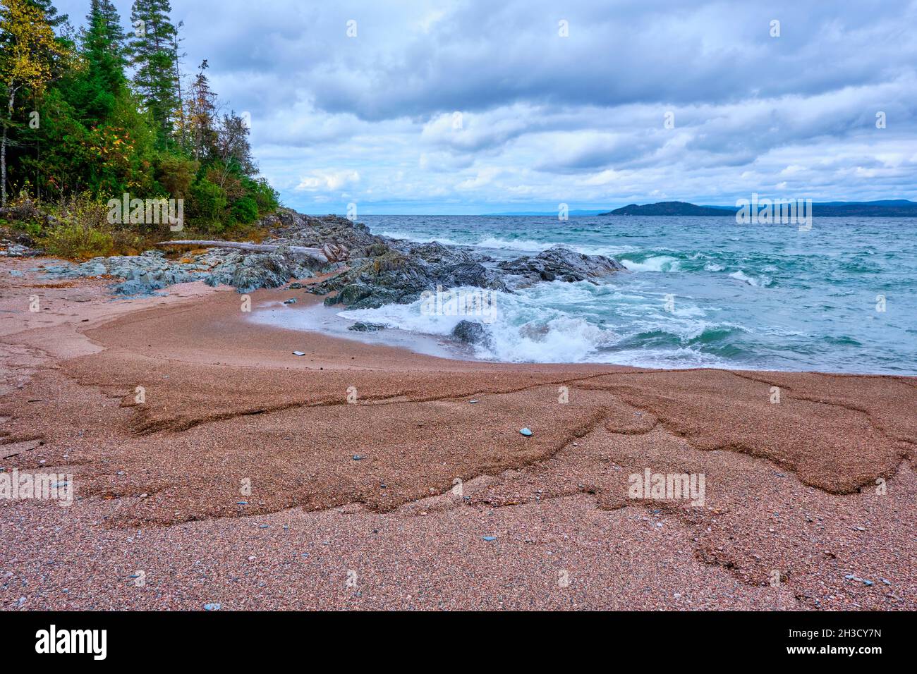 La bella ma a volte pericolosa riva del lago superiore Ontario settentrionale. Foto Stock
