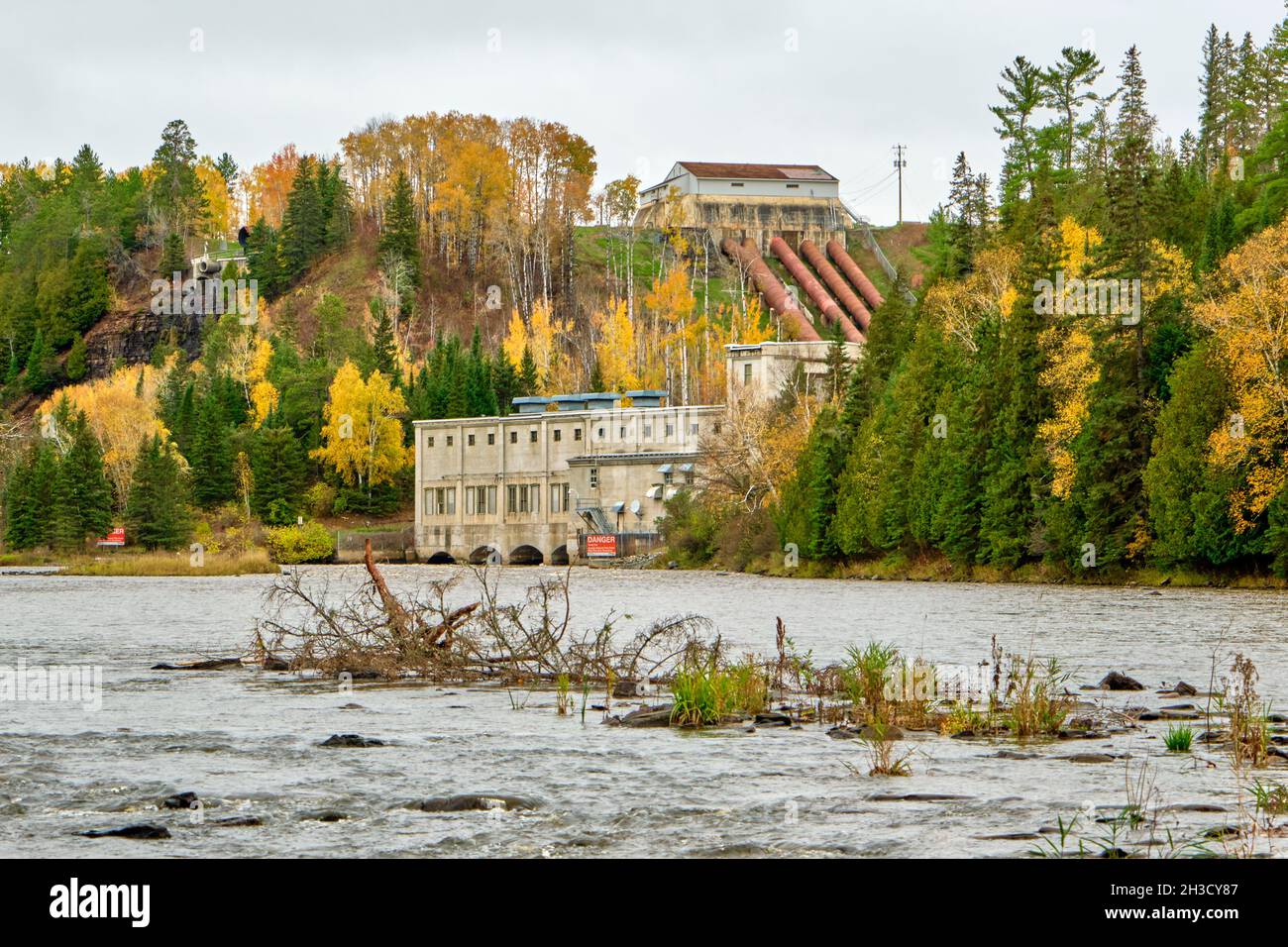Centrale elettrica sul fiume Kaministiquia vicino a Thunder Bay Ontario. Foto Stock