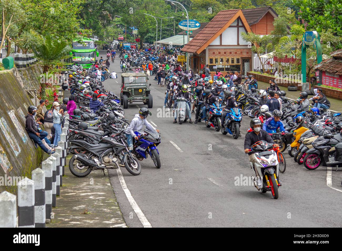 L'apertura di siti turistici nel mezzo della pandemia COVID-19 ha attirato molti club motociclistici a ritrovarsi e ritrovarsi con i loro amici. Foto Stock