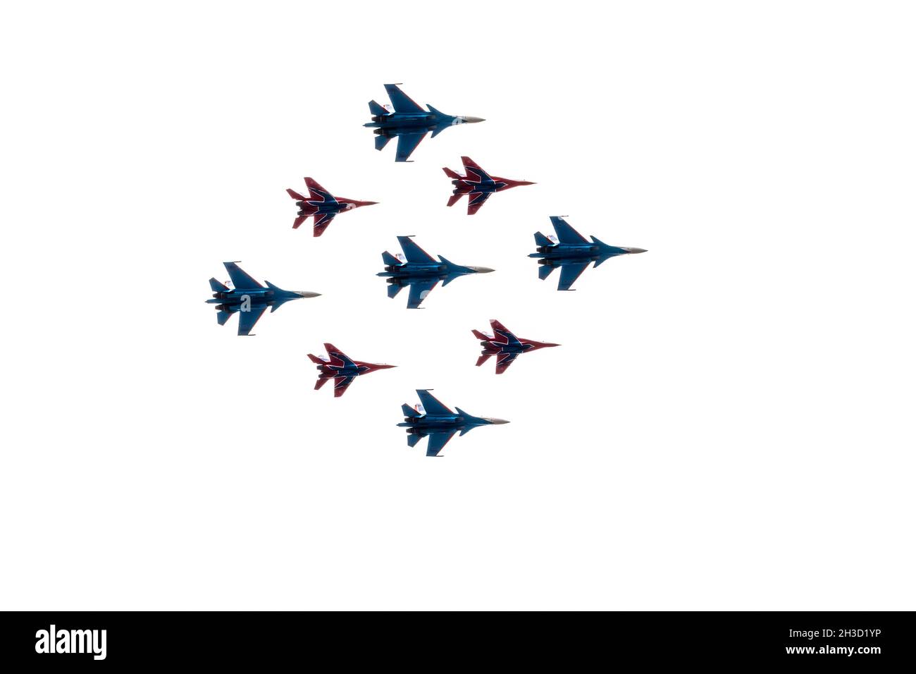 Mosca, Russia - Maggio, 09, 2021: Forma di diamante di 4 Mig-29 i Cavalieri Russi e 5 su-27 si orienta nel cielo sopra Piazza Rossa nel gruppo Diamante Cubano Foto Stock
