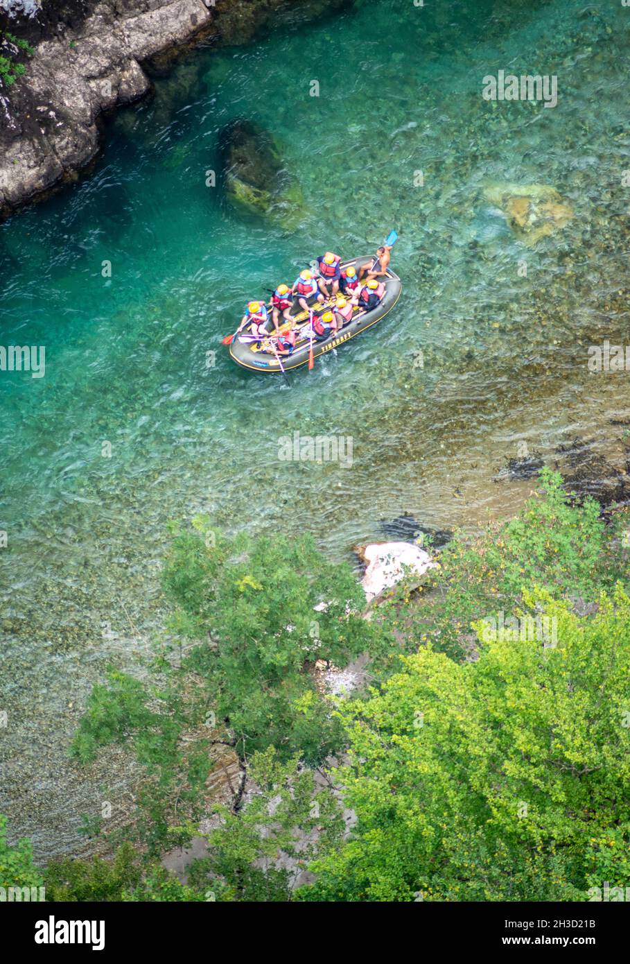 Durmitor,Montenegro-8 settembre 2019: Sotto l'alto ponte del canyon Tara, dieci brividi alla ricerca di turisti in una gommone, affrontare le acque rapide Foto Stock