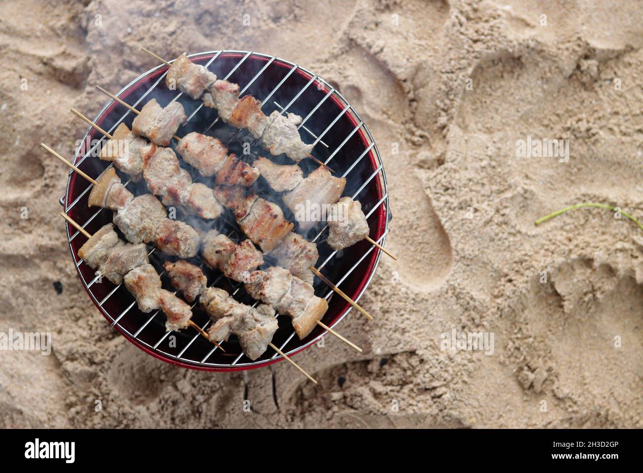 griglia portatile, con molto satay su di esso Foto Stock
