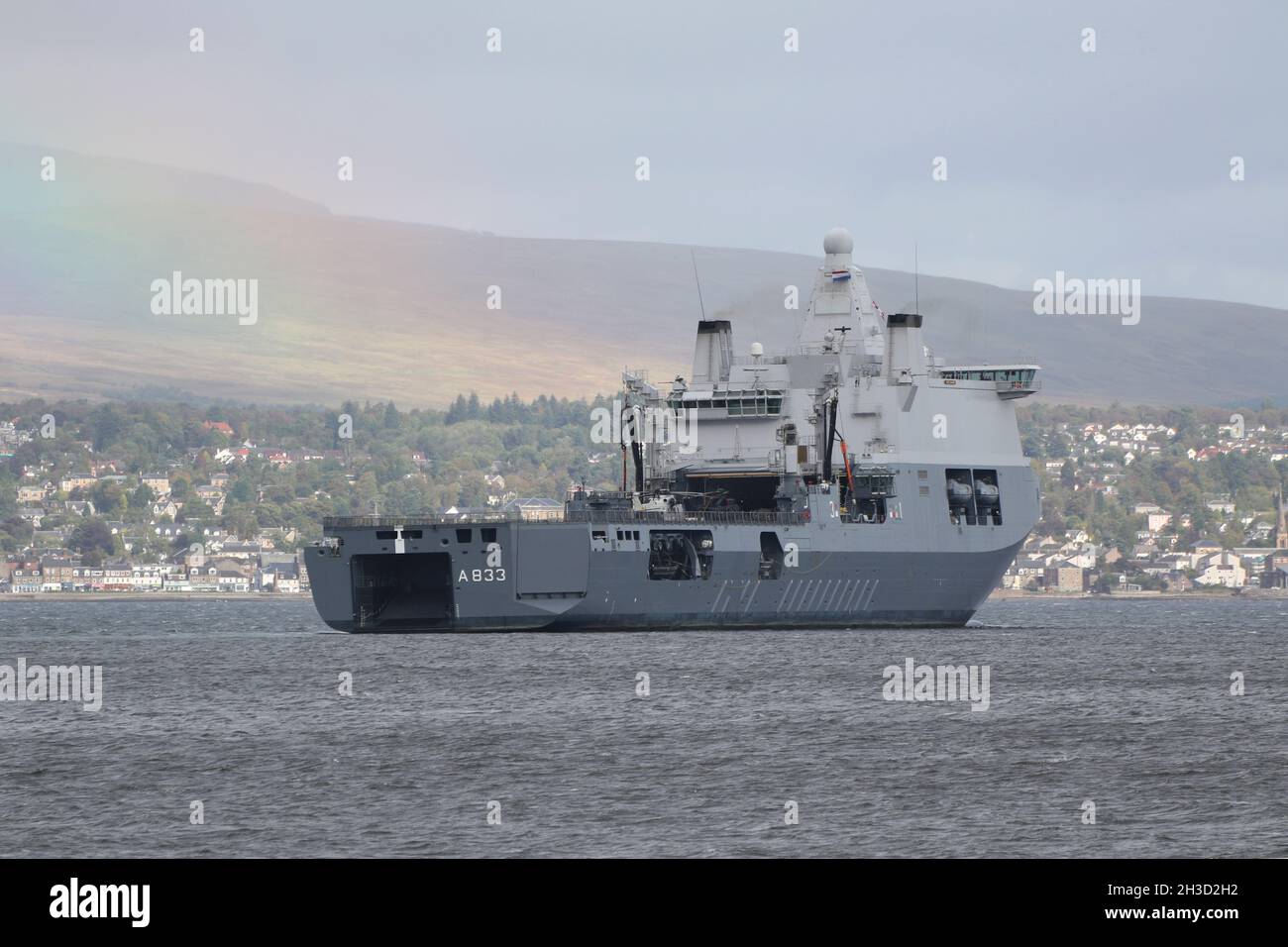 HNLMS Karel Doorman (A833), una nave di supporto congiunta di classe Karel Doorman di proprietà della Royal Netherlands Navy, e operò congiuntamente con la Marina tedesca, al largo di Greenock sul Firth di Clyde. La nave era sul Clyde mentre ha fatto una visita rapida dopo aver partecipato all'esercitazione militare Dynamic Mariner 2021 e Joint Warrior 21-2. Foto Stock