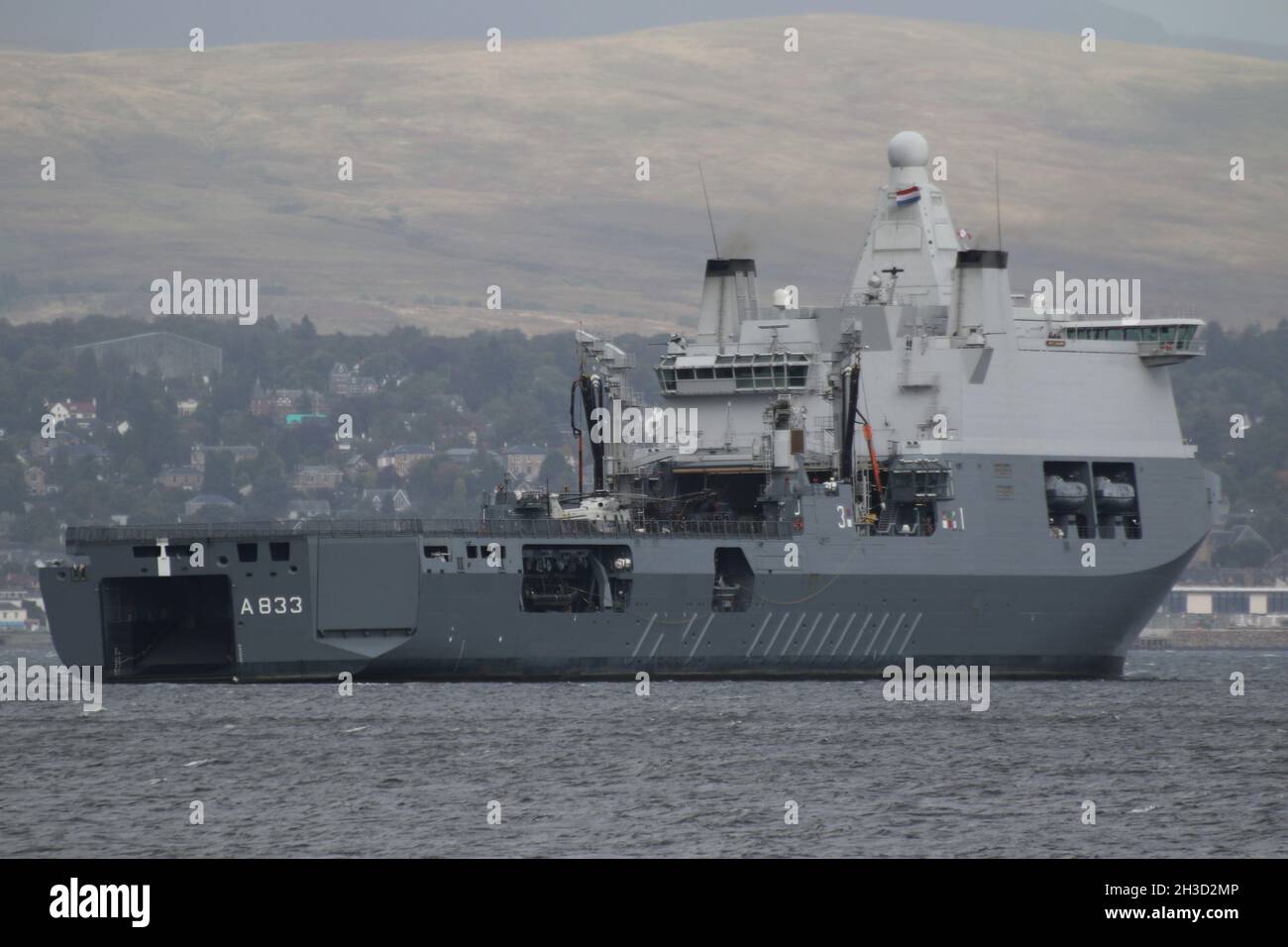 HNLMS Karel Doorman (A833), una nave di supporto congiunta di classe Karel Doorman di proprietà della Royal Netherlands Navy, e operò congiuntamente con la Marina tedesca, al largo di Greenock sul Firth di Clyde. La nave era sul Clyde mentre ha fatto una visita rapida dopo aver partecipato all'esercitazione militare Dynamic Mariner 2021 e Joint Warrior 21-2. Foto Stock