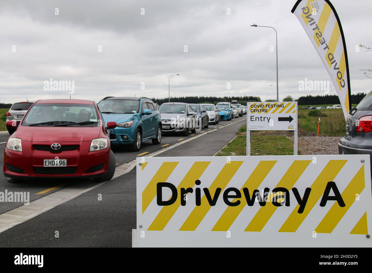 Auto viste a Orchard Rd COVID-19 stazione di prova in Christchurch.due casi positivi di covid nella comunità sono stati rilevati. I casi erano andati da Auckland nelle ultime due settimane per la cura dei bambini. Entrambi i casi non sono vaccinati e non hanno utilizzato la app di tracciamento dei covidi governativi quando sono andati nei luoghi pubblici. Il ministro della Sanità Chris Hipkins ha detto che non ci sono stati eventi di esposizione importanti e che le due persone provengono dal sobborgo di Christchurch di Bishopdale, dove c'è un tasso di vaccinazione del 90%. Foto Stock