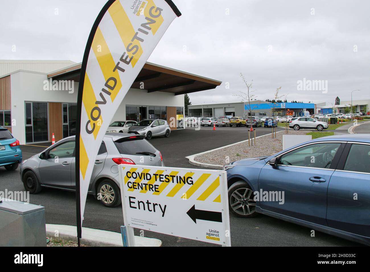 Auto visto entrare in una stazione di prova COVID-19 a Christchurch.due casi positivi di convivio nella comunità sono stati rilevati. I casi erano andati da Auckland nelle ultime due settimane per la cura dei bambini. Entrambi i casi non sono vaccinati e non hanno utilizzato la app di tracciamento dei covidi governativi quando sono andati nei luoghi pubblici. Il ministro della Sanità Chris Hipkins ha detto che non ci sono stati eventi di esposizione importanti e che le due persone provengono dal sobborgo di Christchurch di Bishopdale, dove c'è un tasso di vaccinazione del 90%. (Foto di Adam Bradley/SOPA Images/Sipa USA) Foto Stock