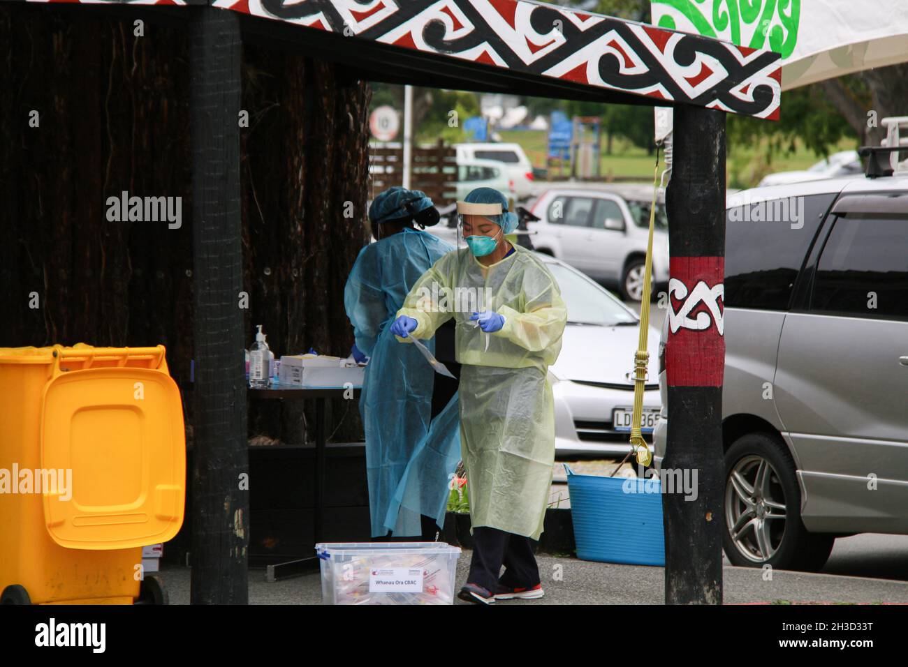 Operatori sanitari visti a Pages Rd Marae COVID-19 stazione di prova in Christchurch.due casi positivi di convivio nella comunità sono stati rilevati. I casi erano andati da Auckland nelle ultime due settimane per la cura dei bambini. Entrambi i casi non sono vaccinati e non hanno utilizzato la app di tracciamento dei covidi governativi quando sono andati nei luoghi pubblici. Il ministro della Sanità Chris Hipkins ha detto che non ci sono stati eventi di esposizione importanti e che le due persone provengono dal sobborgo di Christchurch di Bishopdale, dove c'è un tasso di vaccinazione del 90%. (Foto di Adam Bradley/SOPA Images/Sipa USA) Foto Stock