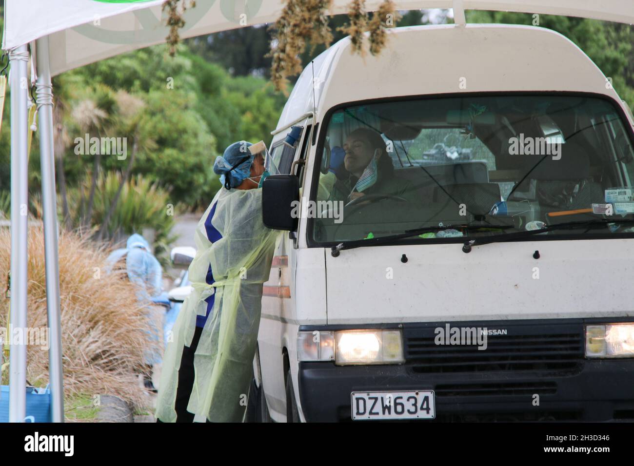 Un operatore sanitario raccoglie un campione di tampone nasale da una persona alla stazione di test Pages Rd Marae COVID-19 a Christchurch.sono stati rilevati due casi positivi di covid nella comunità. I casi erano andati da Auckland nelle ultime due settimane per la cura dei bambini. Entrambi i casi non sono vaccinati e non hanno utilizzato la app di tracciamento dei covidi governativi quando sono andati nei luoghi pubblici. Il ministro della Sanità Chris Hipkins ha detto che non ci sono stati eventi di esposizione importanti e che le due persone provengono dal sobborgo di Christchurch di Bishopdale, dove c'è un tasso di vaccinazione del 90%. (Foto di Adam Bradley/SO Foto Stock