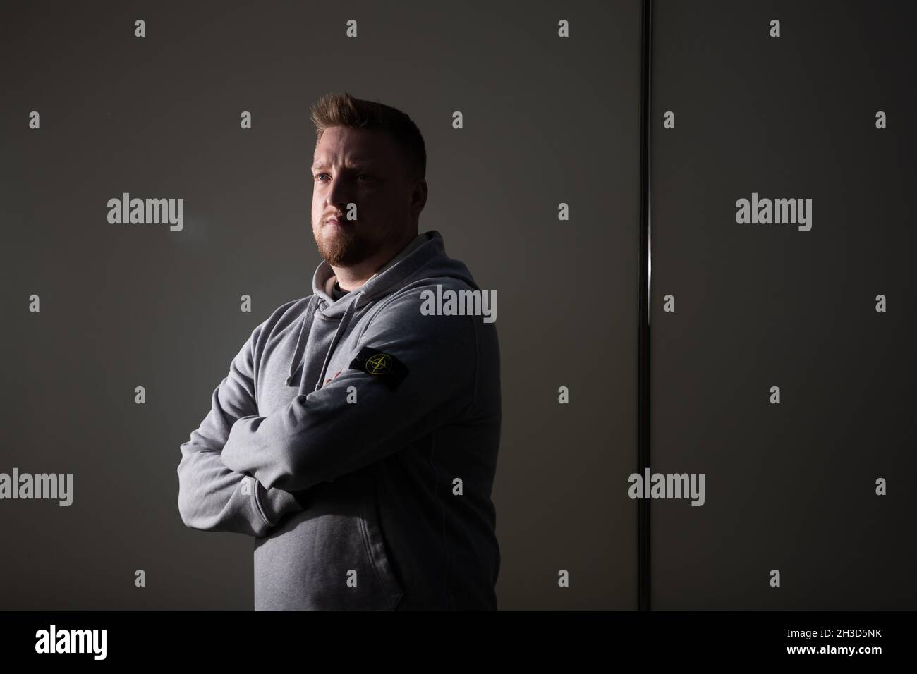 Berlino, Germania. 27 ottobre 2021. Jens Teutrine, membro del Bundestag tedesco, membro associato del Comitato esecutivo federale dell'FDP e presidente federale dei giovani liberali, si trova presso la Marie-Elisabeth-Lüders-Haus in occasione di una nomina a ritratto presso la Deutsche Presse-Agentur. Credit: Christoph Soeder/dpa/Alamy Live News Foto Stock