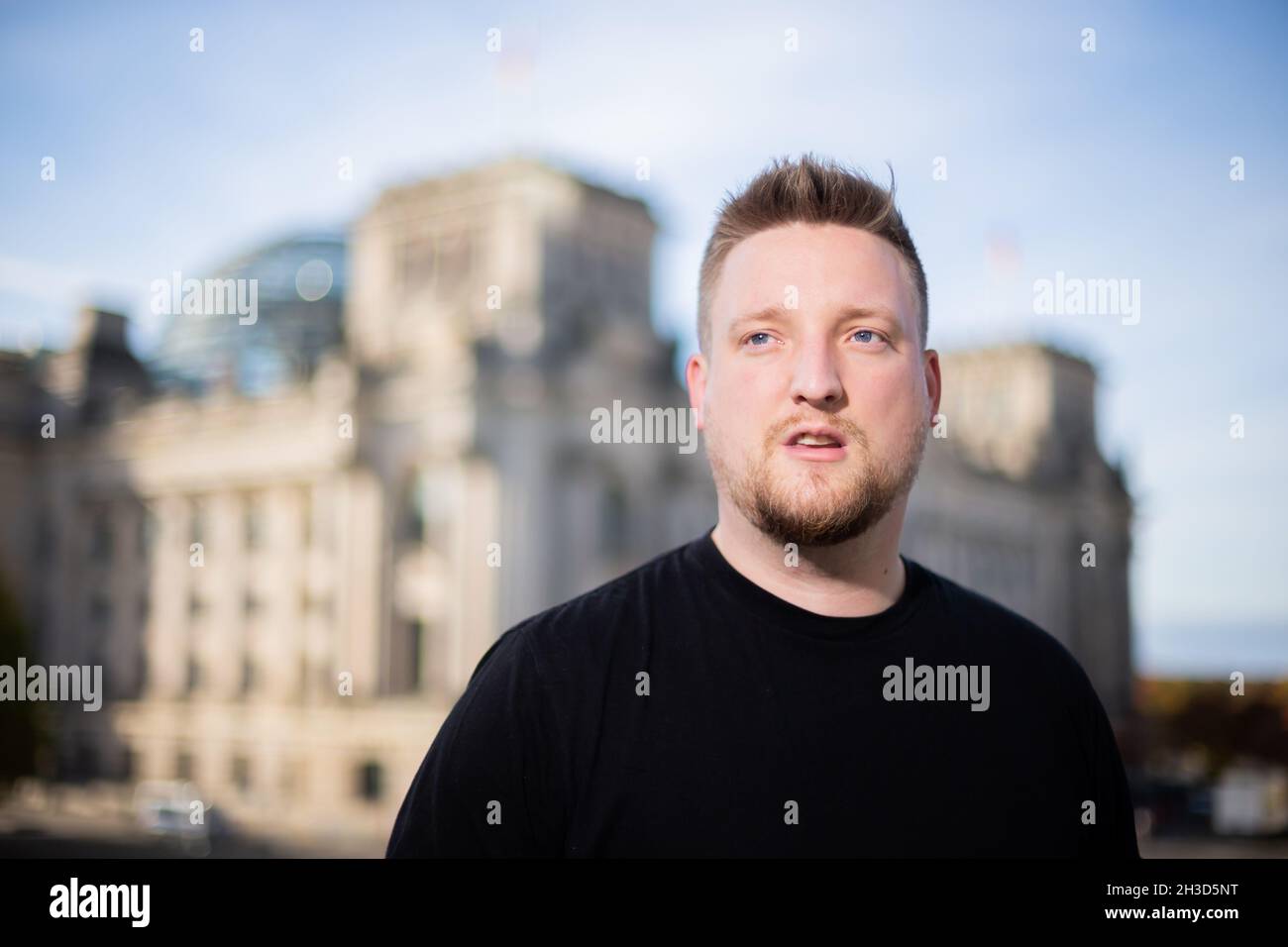 Berlino, Germania. 27 ottobre 2021. Jens Teutrine, membro del Bundestag tedesco, membro associato del comitato esecutivo federale del FDP e presidente federale dei giovani liberali, si trova di fronte all'edificio del Reichstag in occasione di una nomina a ritratto presso l'Agenzia stampa tedesca. Credit: Christoph Soeder/dpa/Alamy Live News Foto Stock