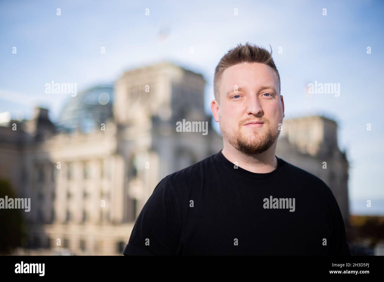 Berlino, Germania. 27 ottobre 2021. Jens Teutrine, membro del Bundestag tedesco, membro associato del comitato esecutivo federale del FDP e presidente federale dei giovani liberali, si trova di fronte all'edificio del Reichstag in occasione di una nomina a ritratto presso l'Agenzia stampa tedesca. Credit: Christoph Soeder/dpa/Alamy Live News Foto Stock