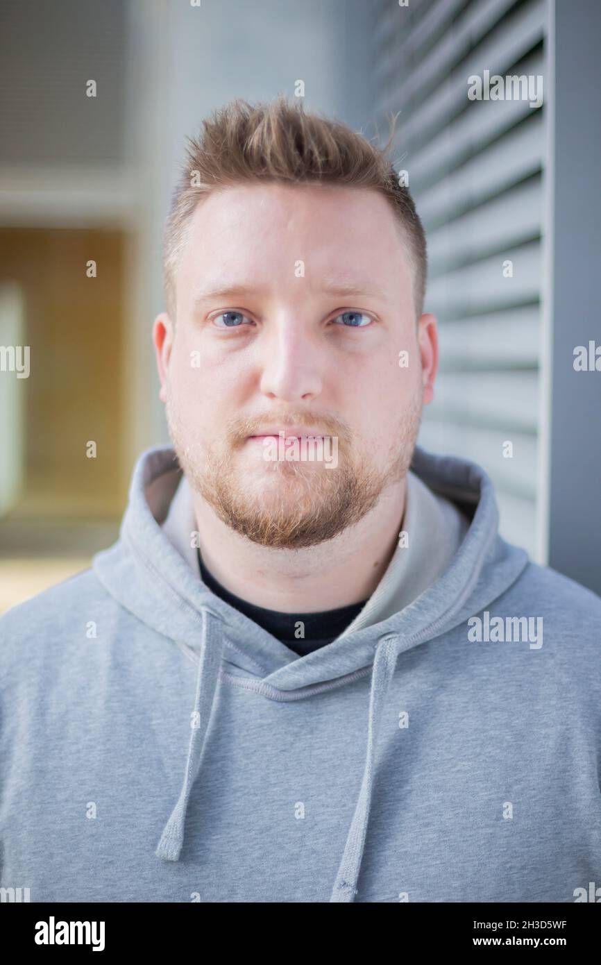 Berlino, Germania. 27 ottobre 2021. Jens Teutrine, membro del Bundestag tedesco, membro associato del Comitato esecutivo federale dell'FDP e presidente federale dei giovani liberali, si trova presso la Marie-Elisabeth-Lüders-Haus in occasione di una nomina a ritratto presso la Deutsche Presse-Agentur. Credit: Christoph Soeder/dpa/Alamy Live News Foto Stock