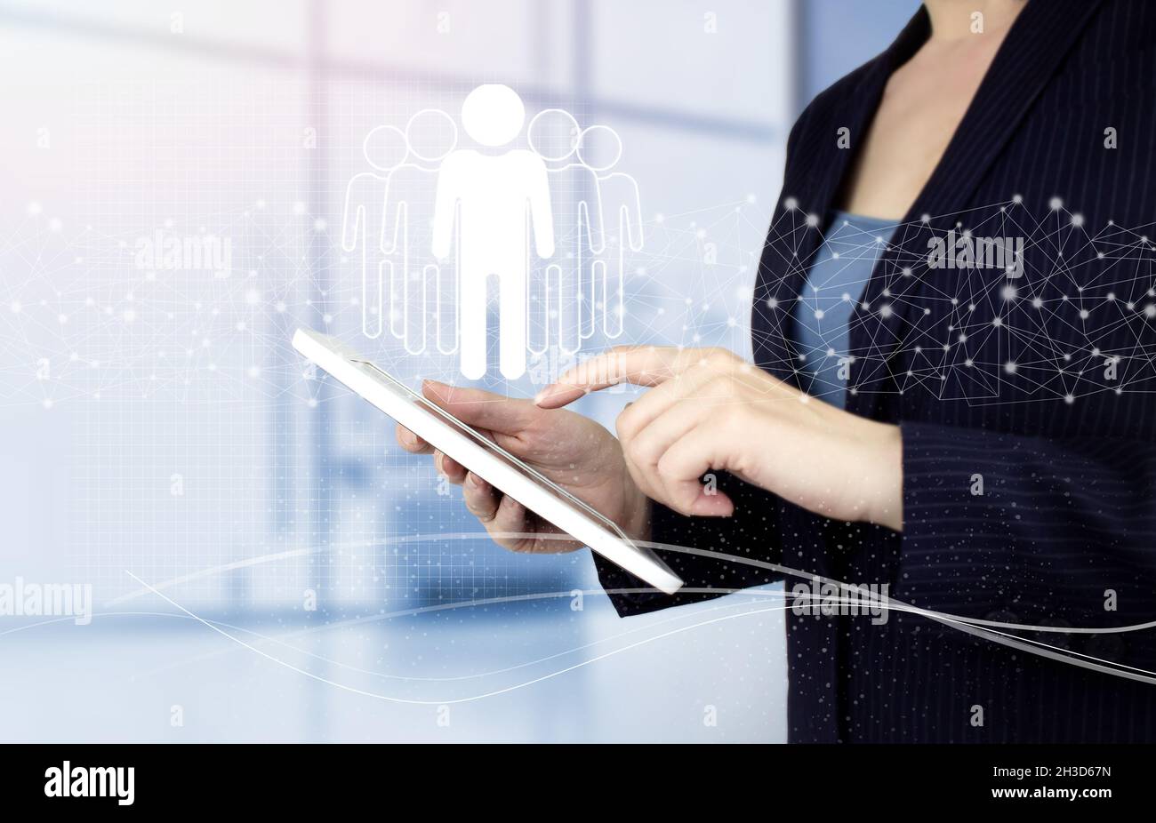 Risorse umane e concetto di team management. Mano touch tablet bianco con ologramma digitale umano, leader segno su sfondo chiaro sfocato. HR Human Re Foto Stock