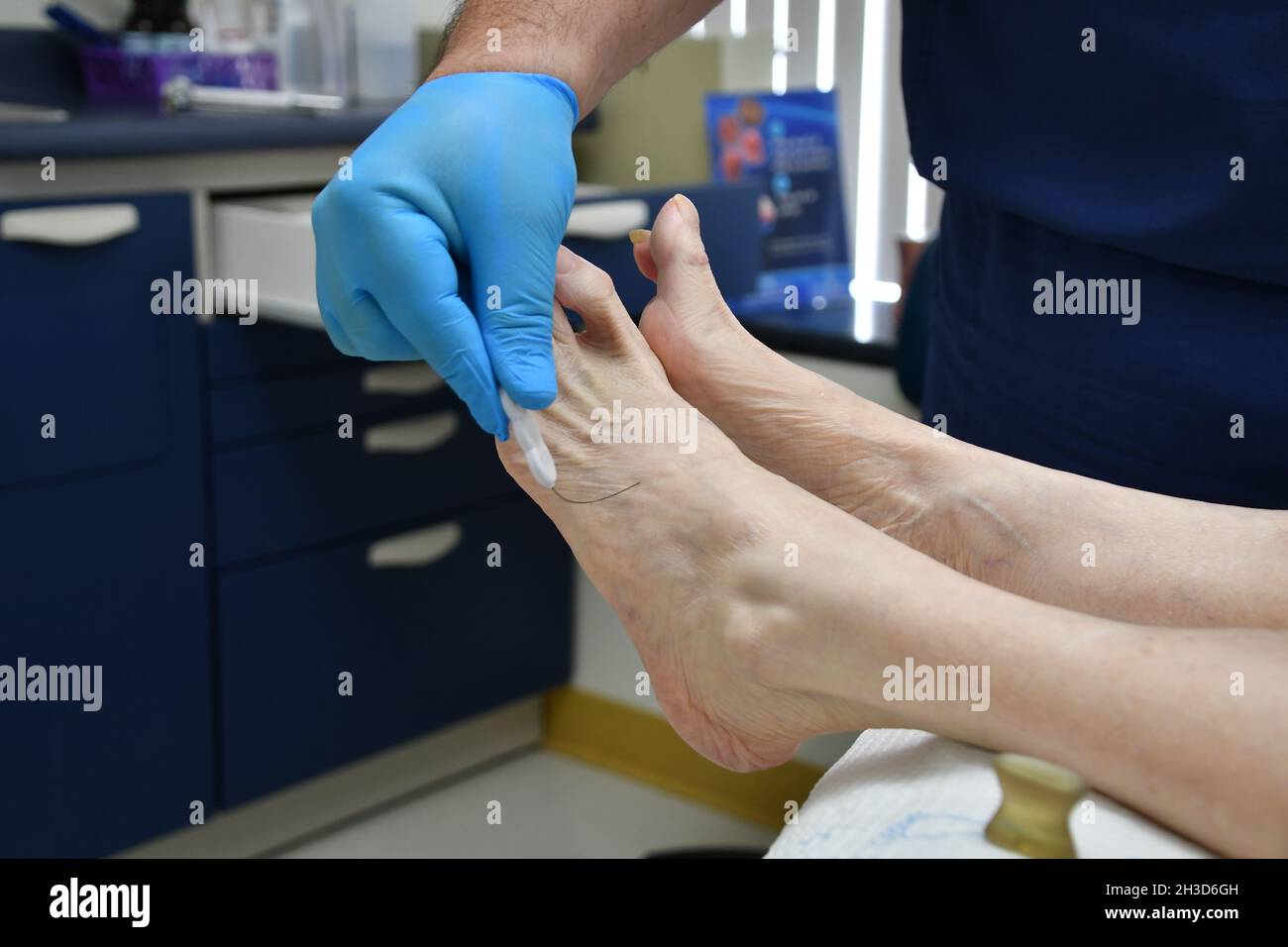 Visita del medico podiatristo geriatrico femminile Foto Stock