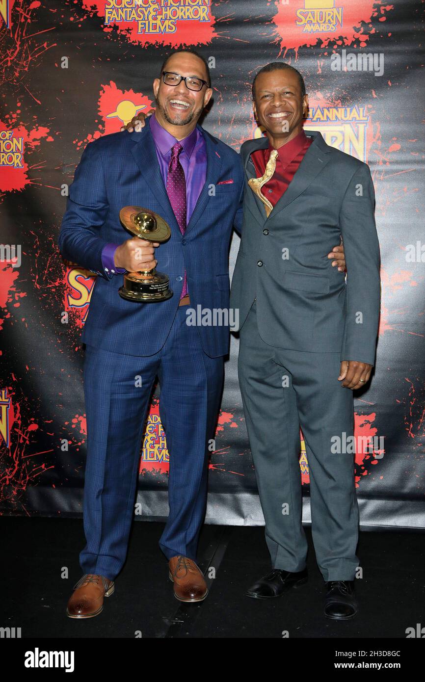 LOS ANGELES - Oct 26: Eric Wallace, Phil Lamarr al 46° Saturn Awards annuale - Sala Stampa al Marriott Convention Center il 26 ottobre 2021 a Burbank, California Foto Stock