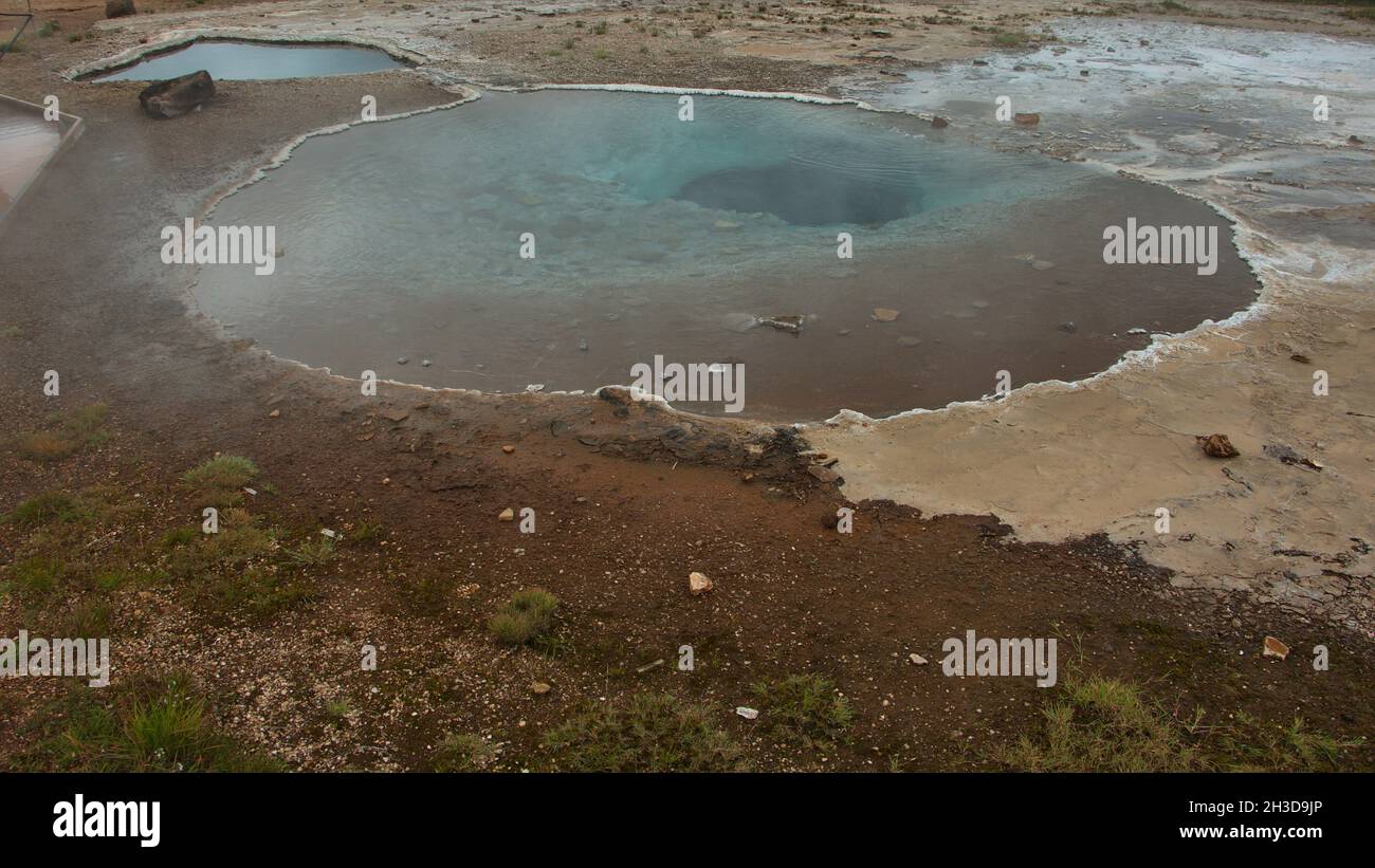 Paesaggio nella zona geotermica di Haukadalur a Strokkur Geysir in Islanda, Europa Foto Stock