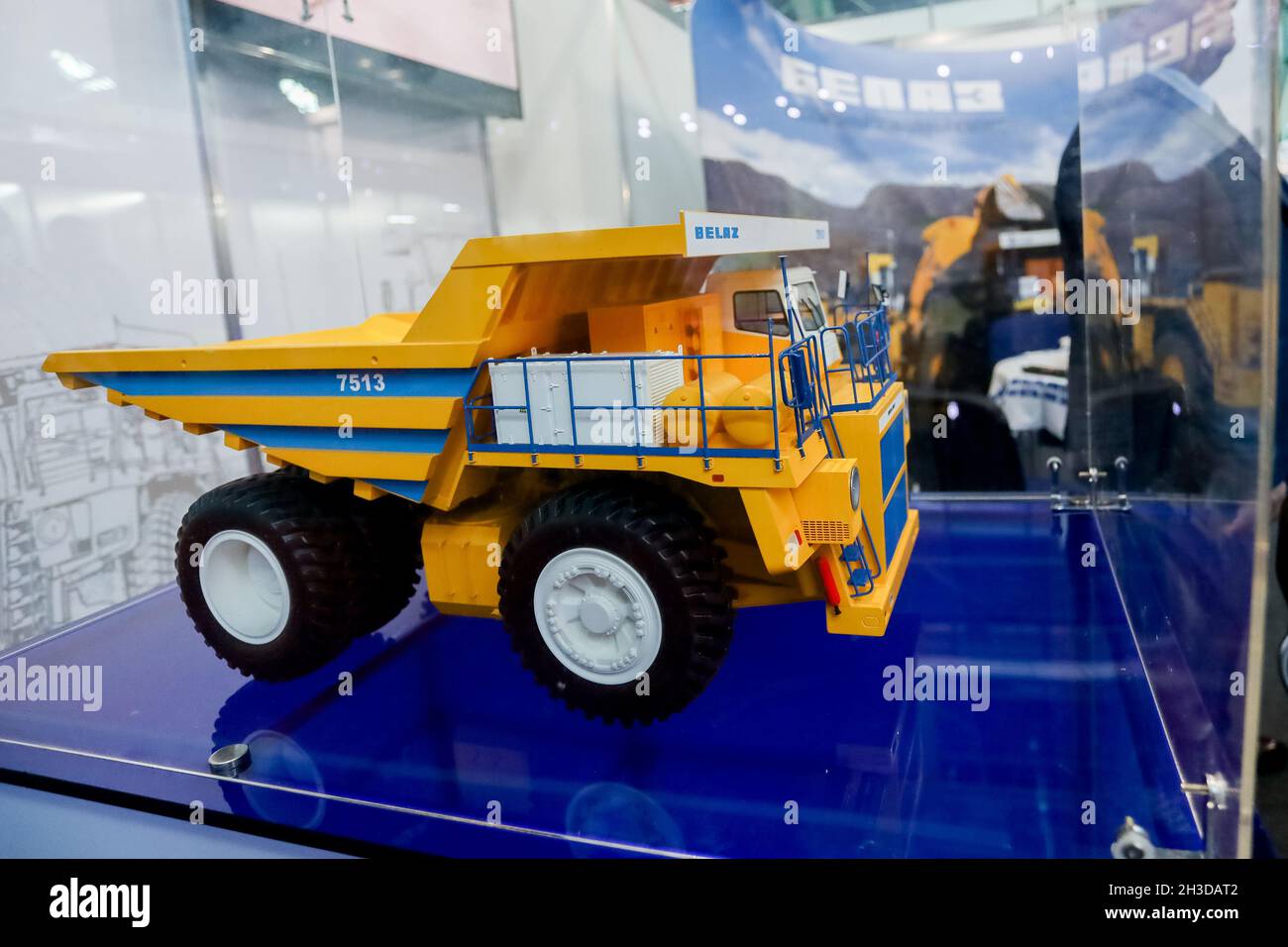 Minsk. Bielorussia: 12.10.2021 - stand Belaz alla fiera Energy Expo di Minsk. Foto Stock