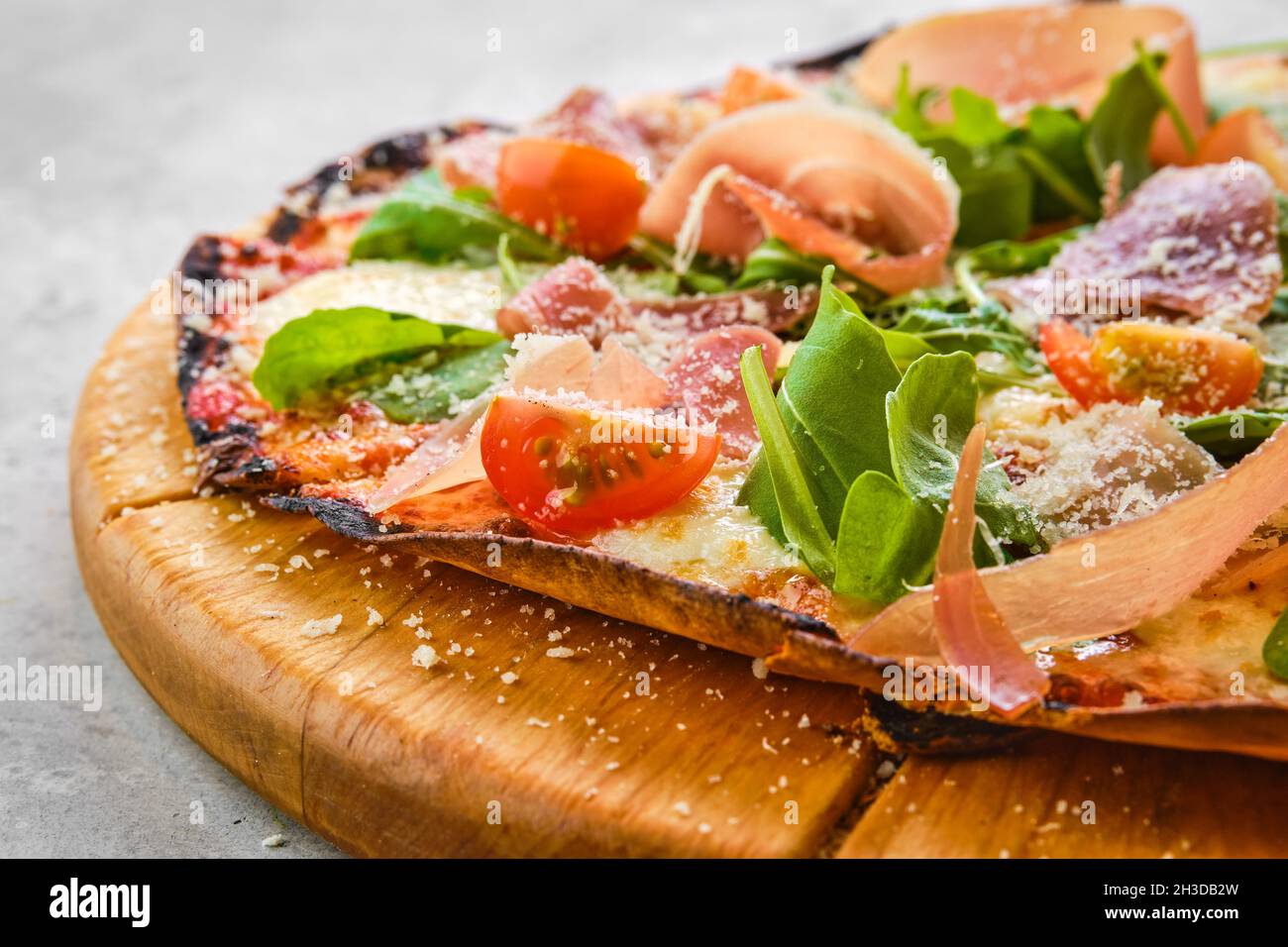 Pasta per pizza a crosta sottile con prosciutto (foto primo piano con profondità di campo ridotta) Foto Stock