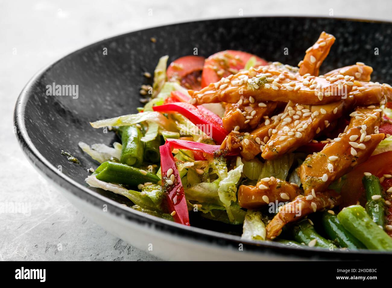 Primo piano di insalata con salsa di pollo e teriyaki, pomodoro fresco e  fagiolo verde Foto stock - Alamy