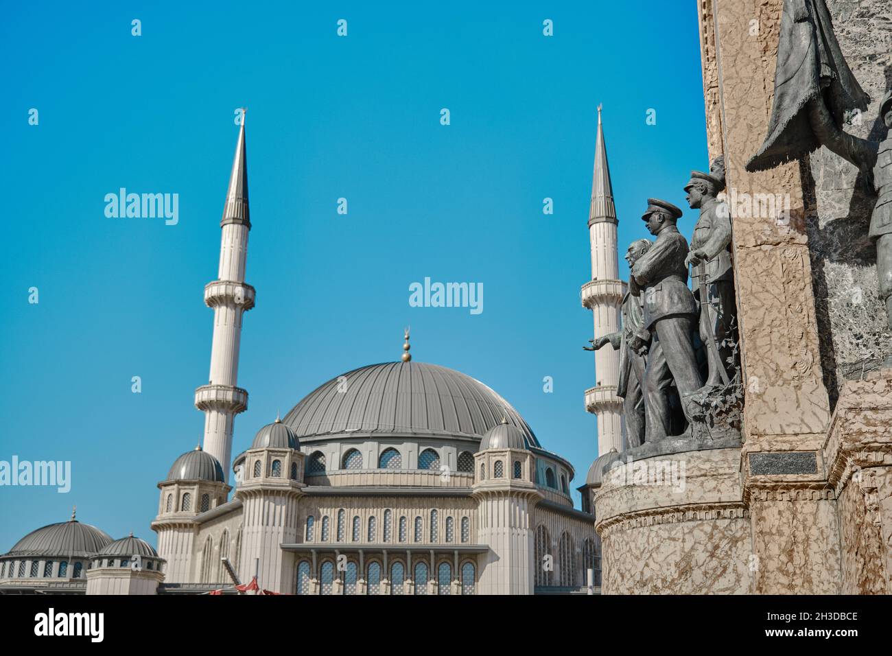 La moschea di Taksim è stata fondata in piazza taksim dietro il monumento ataturk della repubblica di taksim (cumhuriyet ant) alla fine del viale istiklal. Foto Stock