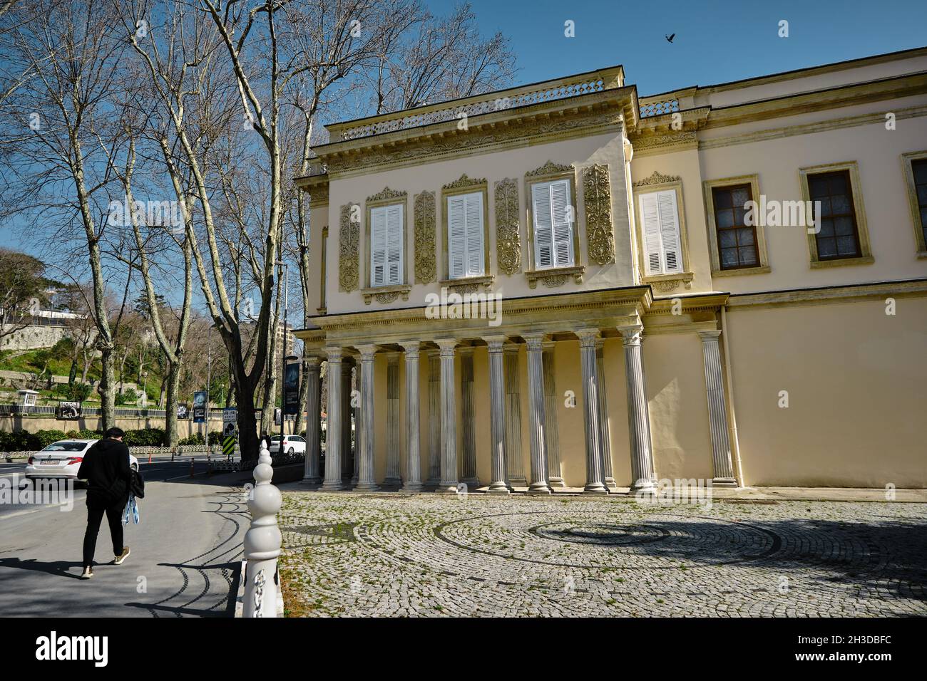 Antiche colonne romane magnifica architettura del palazzo Dolmabahce stabilito durante l'impero ottomano da architettura barque grandi dettagli. Foto Stock