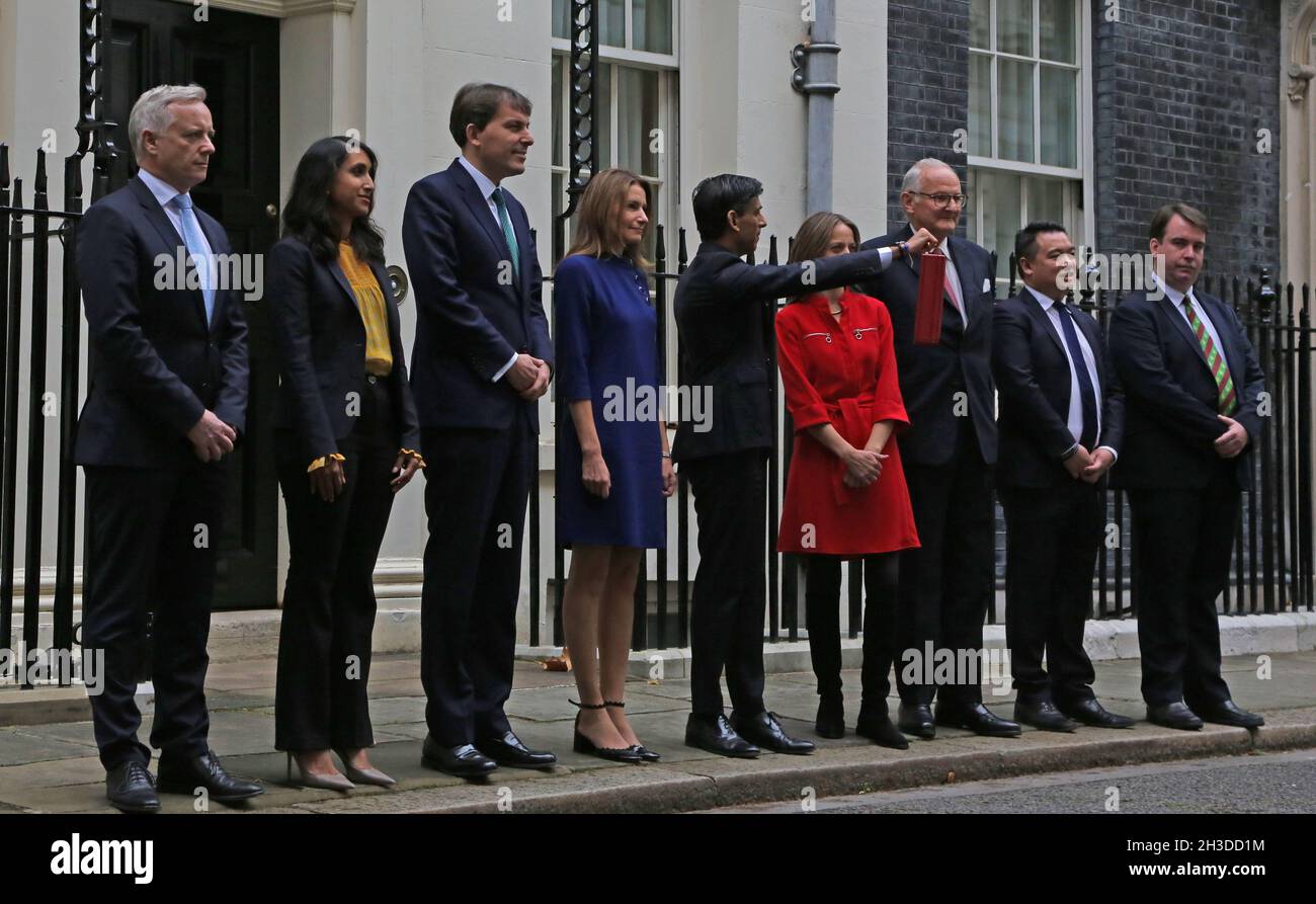 Londra, Inghilterra, Regno Unito. 27 ottobre 2021. Il Cancelliere dello scacchiere, RISHI SUNAK (C) detiene la scatola del bilancio nella sua forma attuale con i membri del suo team del Tesoro, tra cui ROB BUTLER MP (L), Segretario privato parlamentare al Tesoro CLAIRE COUTINHO (2°, L), Segretario economico al Tesoro JOHN GLEN (3°, L), Segretario finanziario al Tesoro LUCY FRAZER (4th L), Segretario dello scacchiere al Tesoro HELEN WHATELY (4th, R), Ministro di Stato Lord AGNEW (3rd, R), Signore Commissario del Tesoro ALAN MAK (2nd, R) e Segretario privato parlamentare al Capo Segretario CRAIG WIL Foto Stock