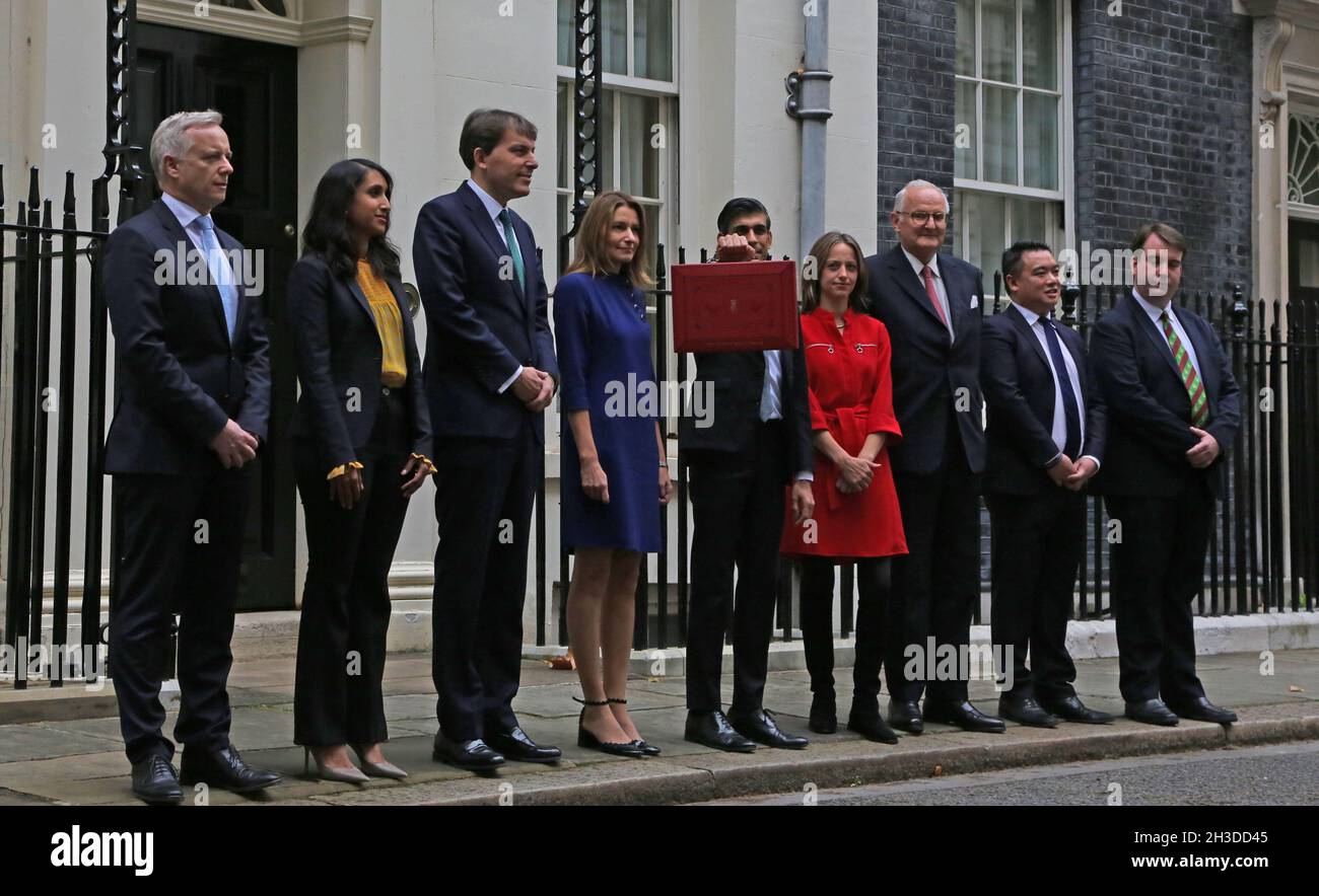 Londra, Inghilterra, Regno Unito. 27 ottobre 2021. Il Cancelliere dello scacchiere, RISHI SUNAK (C) detiene la scatola del bilancio nella sua forma attuale con i membri del suo team del Tesoro, tra cui ROB BUTLER MP (L), Segretario privato parlamentare al Tesoro CLAIRE COUTINHO (2°, L), Segretario economico al Tesoro JOHN GLEN (3°, L), Segretario finanziario al Tesoro LUCY FRAZER (4th L), Segretario dello scacchiere al Tesoro HELEN WHATELY (4th, R), Ministro di Stato Lord AGNEW (3rd, R), Signore Commissario del Tesoro ALAN MAK (2nd, R) e Segretario privato parlamentare al Capo Segretario CRAIG WIL Foto Stock