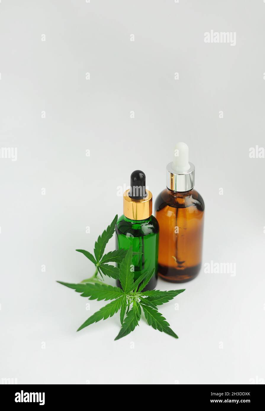 Prodotti marijuana. Cannabis CBD olio di erbaccia isolato su sfondo bianco. Aromaterapia ricreativa concetto. Foto Stock