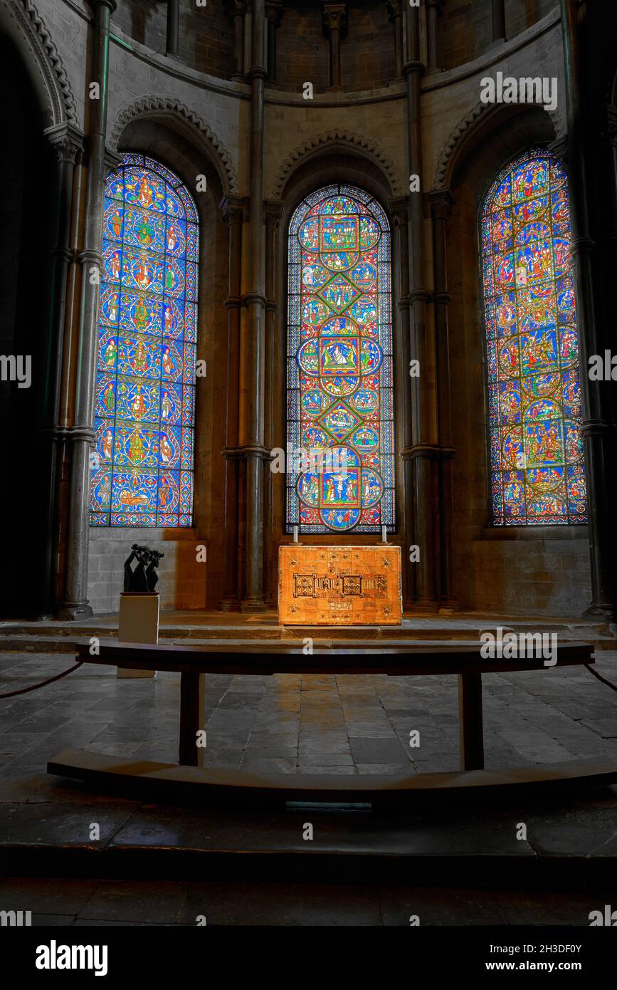 Altare e vetrate nella cappella dei Martiri e dei Santi del nostro tempo, all'estremità orientale della cattedrale di Canterbury, Inghilterra. Foto Stock
