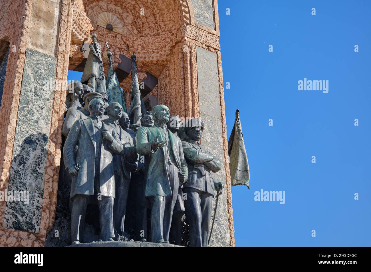 Monumento della repubblica di aksim (cumhuriyet aniti) alla fine della strada istiklal con i turisti e Ataturk dettagli scultura Foto Stock