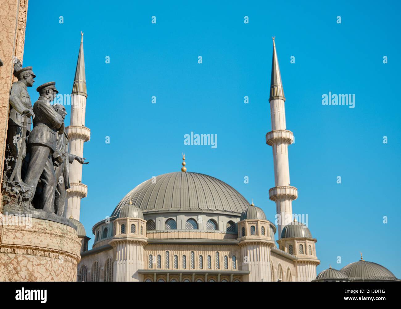 Centro di piazza taksim durante la mattina con dettagli di taksim, il monumento della repubblica (cumhuriyet aniti) e la moschea di taksim di recente costruzione. Foto Stock