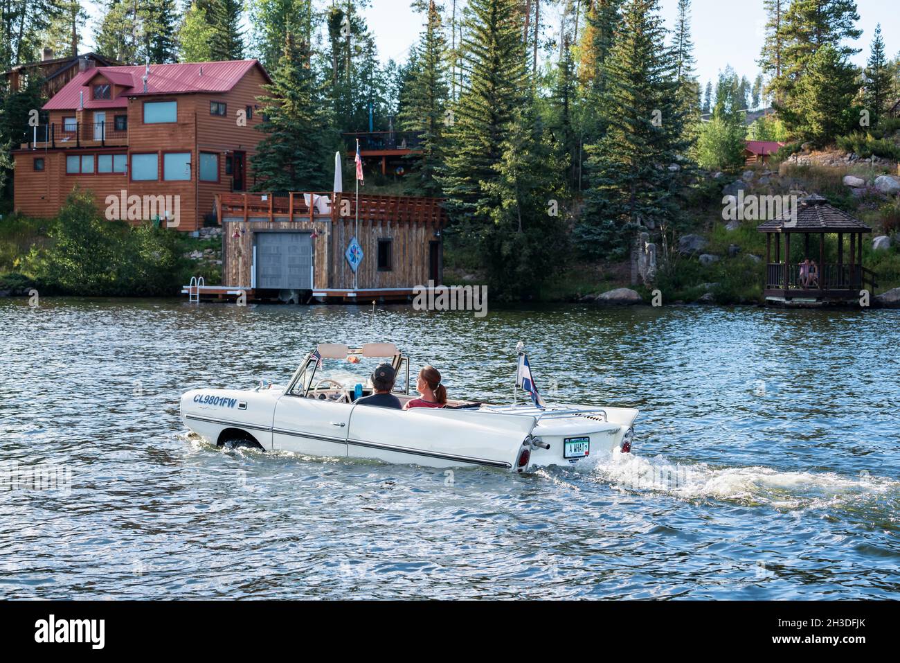 Un'auto anfibia a Grand Lake, Colorado, USA Foto Stock