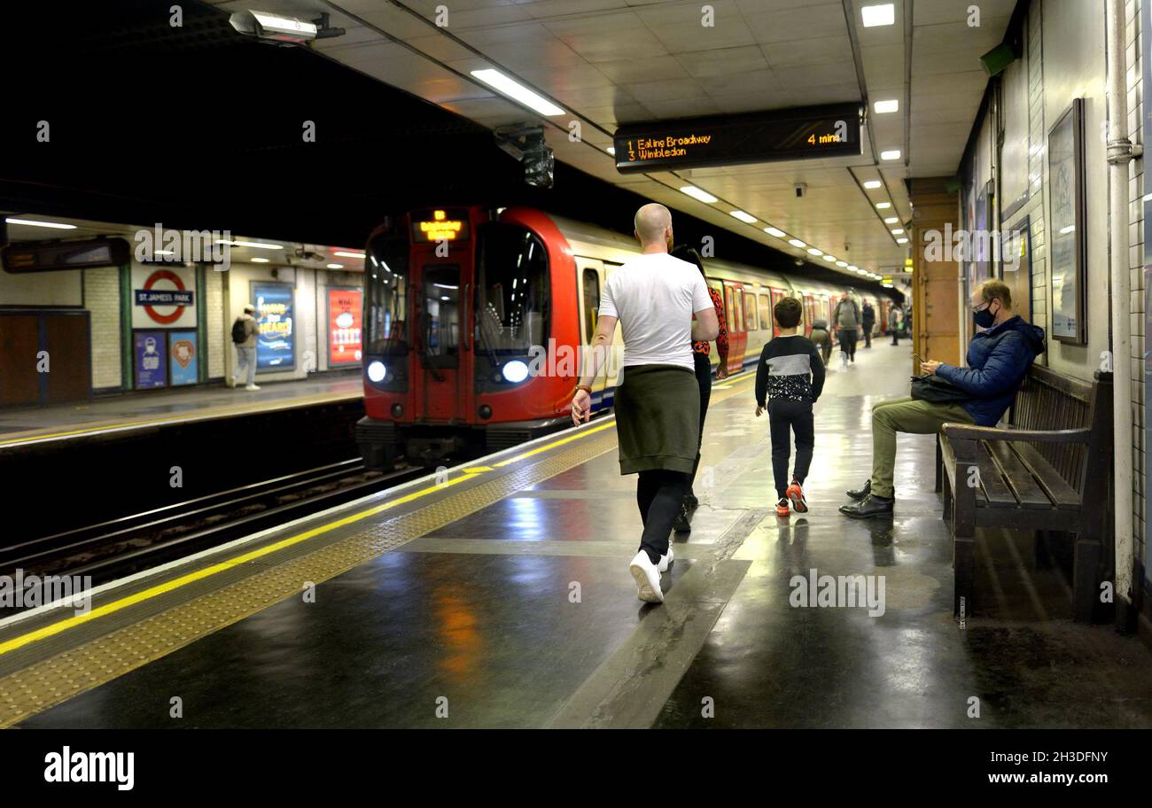 Londra, Inghilterra, Regno Unito. Piattaforma della metropolitana di Londra, stazione di St James's Park Foto Stock
