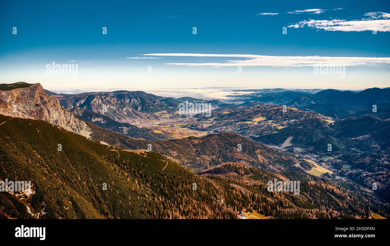 Splendida vista su una catena di montagne sotto il cielo blu Foto Stock